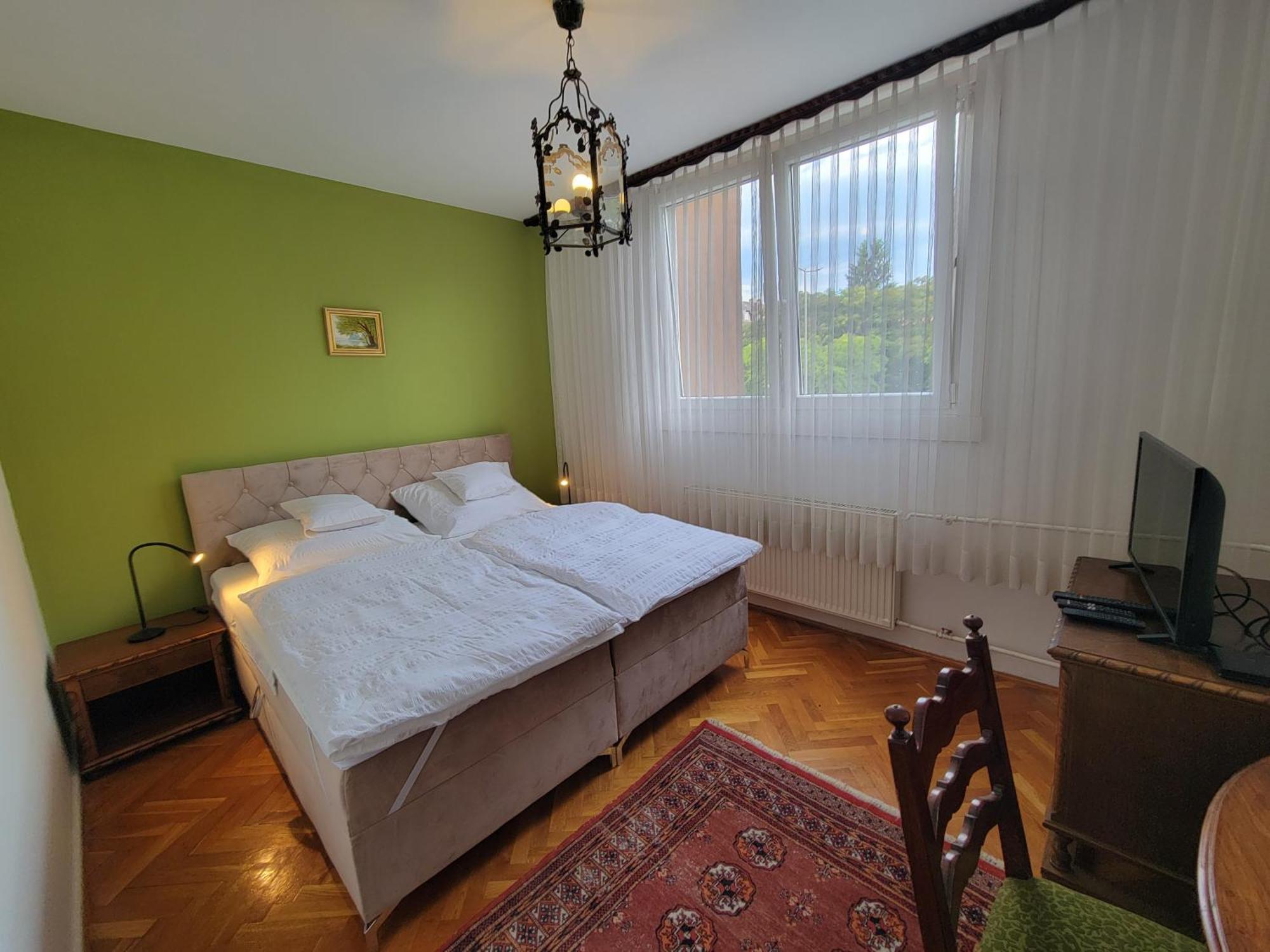 Belvarosi Classic Apartman 85 Square Meters Сомбатхей Экстерьер фото